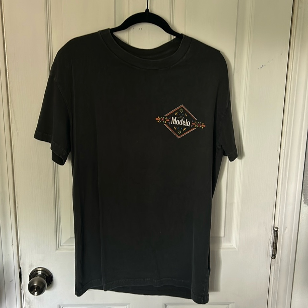 Men modelo graphic tee